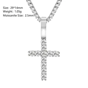 Detailansicht eines Kreuzanhängers aus 925er Sterlingsilber mit 2,5 mm Moissanit-Steinen