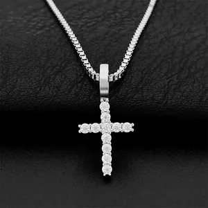 Detailansicht eines 2,5mm Moissanit-Kreuzanhängers aus 925er Silber mit Hip-Hop-Boxkette.
