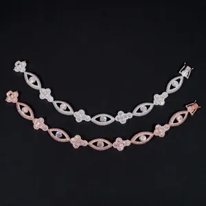 Detailansicht von Hip-Hop-Armbändern in Silber und Roségold mit Moissanit-Besatz.