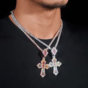 Gros plan de pendentifs croix en moissanite colorée sur des chaînes tennis en argent