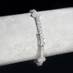 Primo piano dettagliato di un bracciale tennis a fiori in moissanite 3mm in argento S925