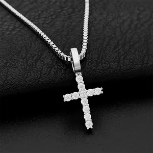 Nahaufnahme eines 925er Sterlingsilber-Kreuzanhängers mit Moissanit für Hip-Hop-Halsketten