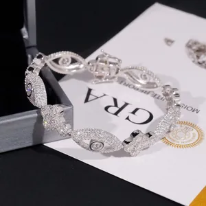 Detaillierte Makroansicht des 925er Silber Moissanit-Armbands mit Augen- und Kreuzgliedern