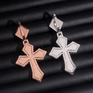 Gros plan de pendentifs croix en argent sterling S925 et or rose avec moissanite