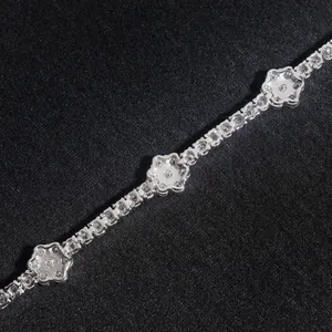 Primo piano dettagliato di un bracciale tennis in argento S925 con maglie a fiore in moissanite