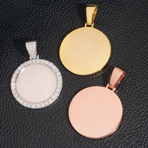Nahaufnahme von runden Hip-Hop-Anhängern in Gold, Roségold und Silber mit Steinbesatz