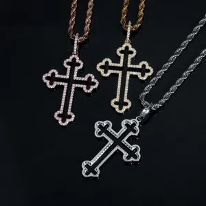Nahaufnahme von Moissanit-Kreuzanhängern in Gold, Silber und Roségold
