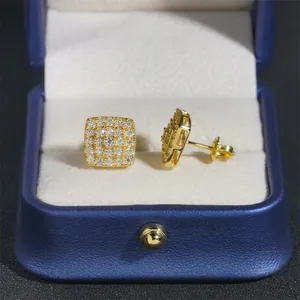 Dettaglio orecchini a perno quadrati in argento S925 con moissanite in scatola blu.