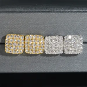Vista macro dettagliata degli orecchini a lobo quadrati in moissanite hip-hop oro e argento