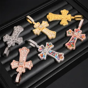 Detalle macro de colgantes de cruz de moissanita coloridos en una bandeja de joyas