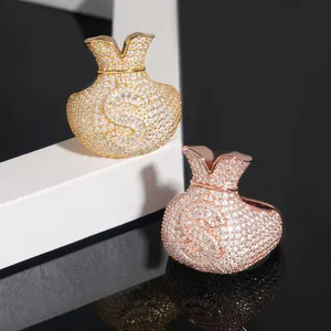 Detail van de moissanite geldzakring in goud en roségoud afwerking