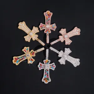 Colección de colgantes de cruz de moissanita coloridos y brillantes sobre fondo negro