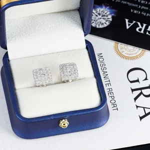 Eleganti orecchini a lobo quadrati in moissanite argento S925 in una scatola di velluto blu