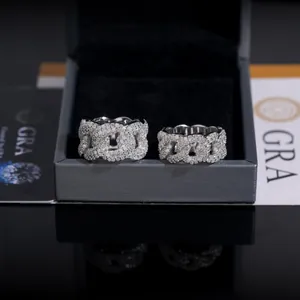 Exquisites Makrodetail der Moissanit-Ringe im kubanischen Design in einer Geschenkbox