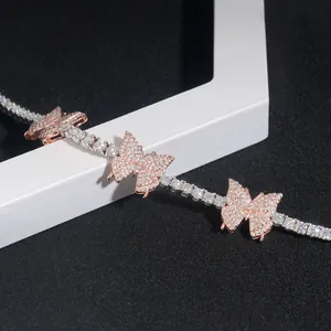 Dettaglio macro dello scintillante bracciale tennis farfalla in moissanite oro rosa.
