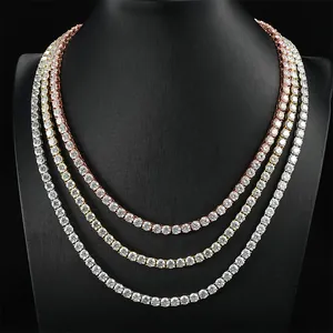 Gros plan de trois chaînes tennis moissanite 5mm en argent or et or rose superposées