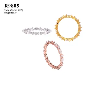 Detalle de anillos de eternidad de moissanita de corte marquesa en plata, oro y oro rosa.