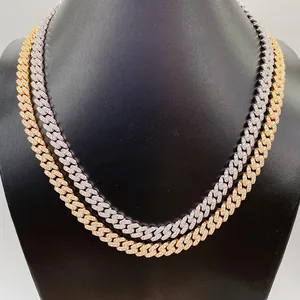 Dettaglio della collana a maglie cubane in argento S925 e oro con moissanite da 8 mm
