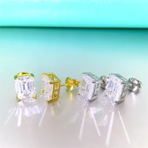 Detalle macro de pendientes de moissanita talla esmeralda en baño de oro y plata.