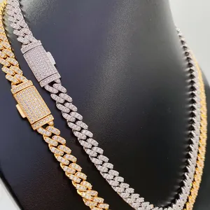 Dettaglio ravvicinato di collane cubane da 8 mm con moissanite in oro e argento.