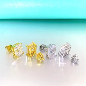 Vista detallada de pendientes de moissanita con corte esmeralda y baño de oro y plata