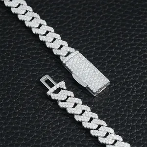 Dettaglio ravvicinato della catena cubana argento da 8 mm con castoni in Moissanite.