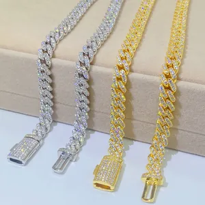 Dettaglio ravvicinato di catene cubane da 8mm in argento S925 Moissanite oro e argento