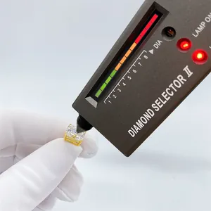 Primer plano de aretes de moissanita talla esmeralda pasando una prueba de diamante profesional