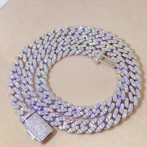 Dettaglio macro della collana a catena cubana in argento S925 da 8mm con moissanite