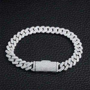 Dettaglio della catena cubana da 8 mm con moissanite e chiusura a scatola su pelle nera.