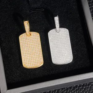 Vista detallada de colgantes rectangulares de lujo pavé de moissanita en oro y plata