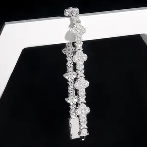 Vue détaillée d'un bracelet moissanite en argent 925 avec motifs de croix scintillants