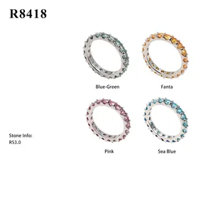 Detailansicht von 925er Silber Moissanit-Eternity-Ringen in vier verschiedenen Farben