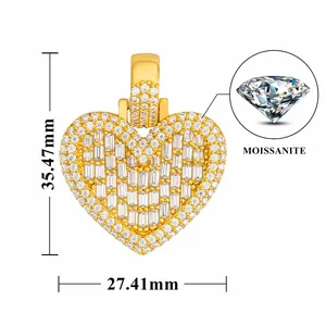 Vista dettagliata del pendente a cuore in moissanite placcato oro, misura 35x27 mm
