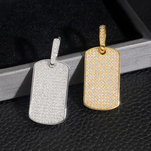 Detalle de colgantes tipo placa de perro con moissanita en oro y plata estilo hip-hop
