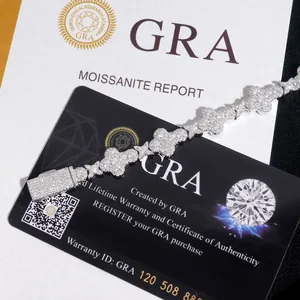 Détail rapproché d'un bracelet cubain moissanite en argent 925 avec certificat d'authenticité GRA