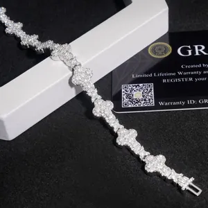 Détail d'un scintillant bracelet croix en moissanite en argent 925 avec certificat GRA