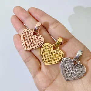 Vista dettagliata del retro dei ciondoli hip-hop a cuore in oro, argento e rosa