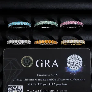 Detailansicht von 925er Silber Eternity Ringen mit bunten 3,0 mm Moissaniten.