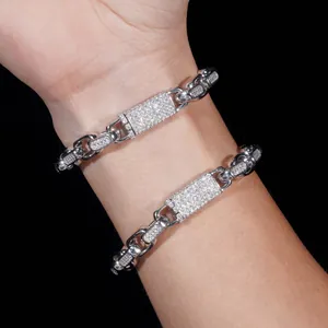 Nahaufnahme von funkelnden S925 Silber Moissanit 8mm Panzerarmbändern am Handgelenk