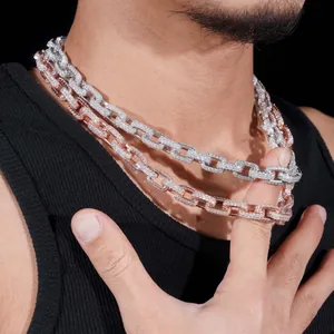 Primo piano dettagliato di catene cubane in moissanite a strati sul collo di un modello maschile.