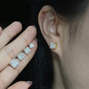 Vue détaillée des boucles d'oreilles en argent 925 avec moissanite de tailles variées.