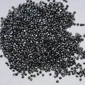 Detaillierte Makroaufnahme brillanter runder schwarzer Moissanit-Steine mit Facetten