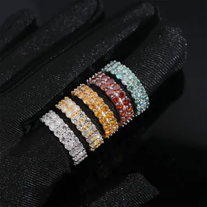 Gros plan de bagues d'éternité en moissanite double rangée en cinq couleurs
