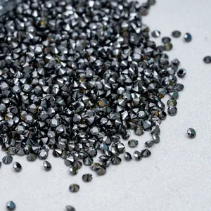 Nahaufnahme winziger runder schwarzer Moissanit-Lose-Steine mit Brillantschliff.