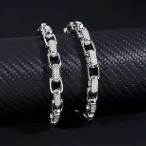 Detailaufnahme des 8mm S925 Silber Moissanit Armbands in 8er-Form kubanischem Design