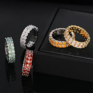 Bagues d'éternité en moissanite à double rangée, couleurs variées sur boîte à bijoux noire.