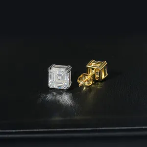 Gros plan de boucles d'oreilles clous en moissanite taille carrée VVS en argent 925
