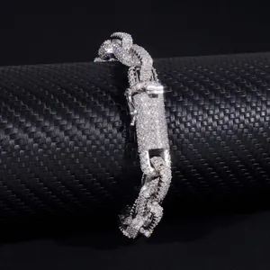 Dettaglio di un bracciale Cuban Link da 10mm in argento S925 e moissanite stile hip hop