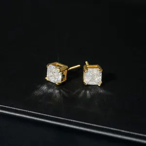 Vue rapprochée de boucles d'oreilles en moissanite taille pagode en argent sterling doré 925